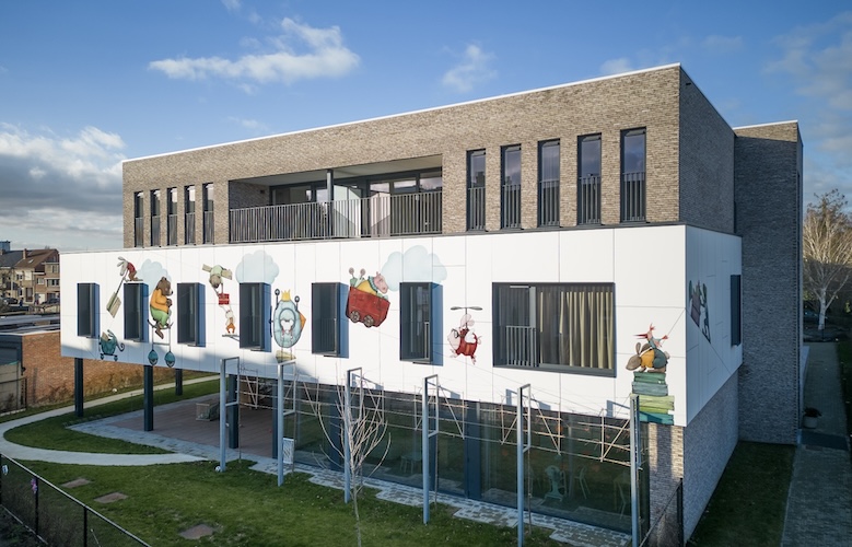 Verhalende architectuur met een warm hart - matwitte gevelplaten, als een blad papier